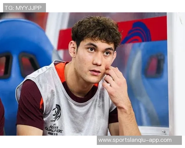 拜合拉木在比赛中表现平平仅出场12分钟贡献1次传球和1次犯规评分仅为61分