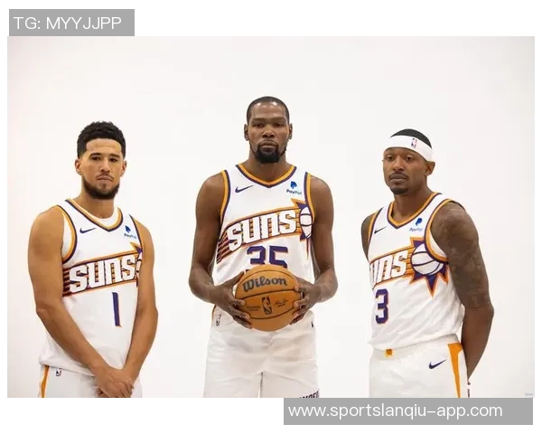 比尔首场比赛表现出色9投6中贡献12分2篮板1抢断1盖帽正负值5展现实力